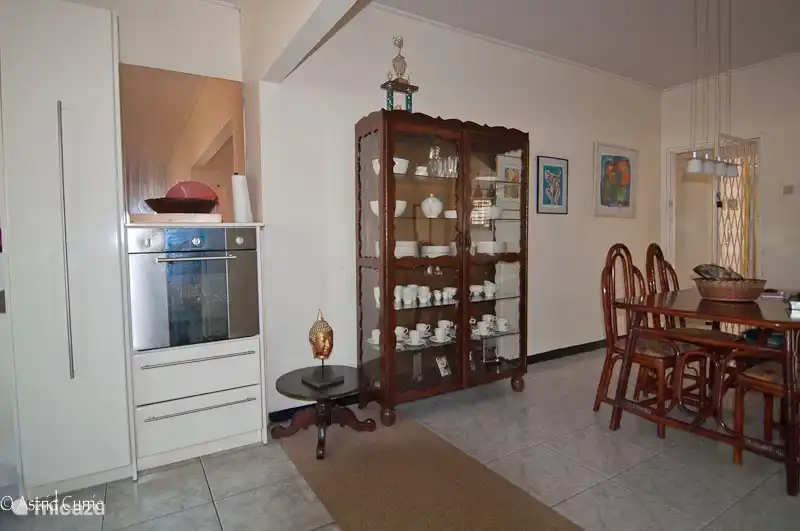 The dining room comes from both the living room and in the kitchen. Those three rooms together form a whole, so you do not feel trapped.