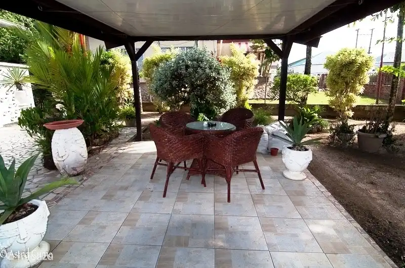 The outdoor gazebo is suitable for secluding yourself to read a book or smoke a cigarette. The brown bowl on the white jug is there for the birds (our bathers). They come to take their bath every day. So always make sure you have enough water, otherwise there will be a reproachful whistle concert!