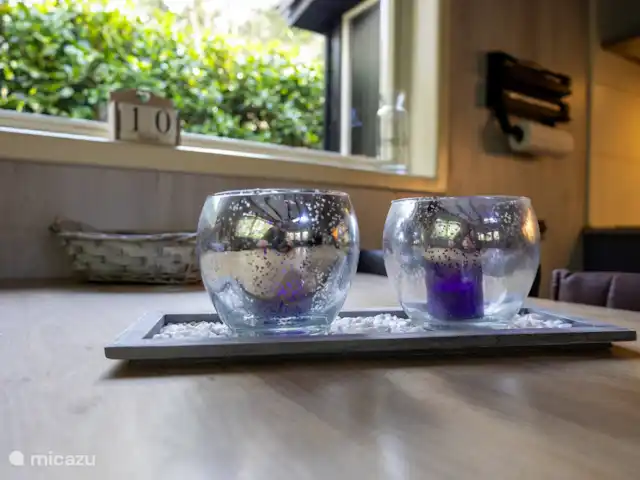 Le Coucou au Bospark de Vliegden | Pays-Bas, Gueldre, Emst (Epe) - chalet Bougie confortable allumée sur la table.