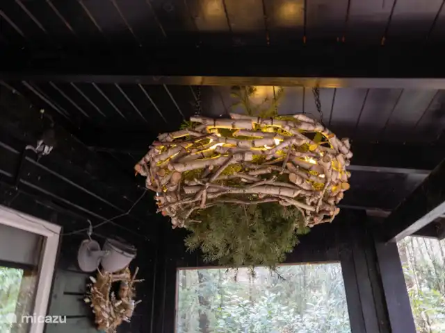 Le Coucou au Bospark de Vliegden | Pays-Bas, Gueldre, Emst (Epe) - chalet Lampe avec des branches de la forêt.