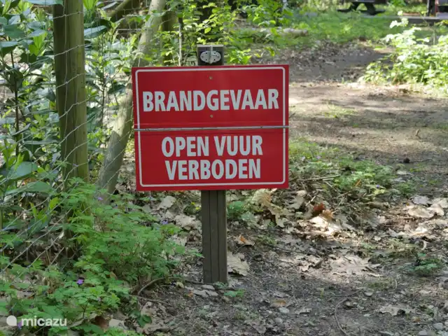 Le Coucou au Bospark de Vliegden | Pays-Bas, Gueldre, Emst (Epe) - chalet si cette enseigne est dépliée, pas de poêle à bois à l'extérieur