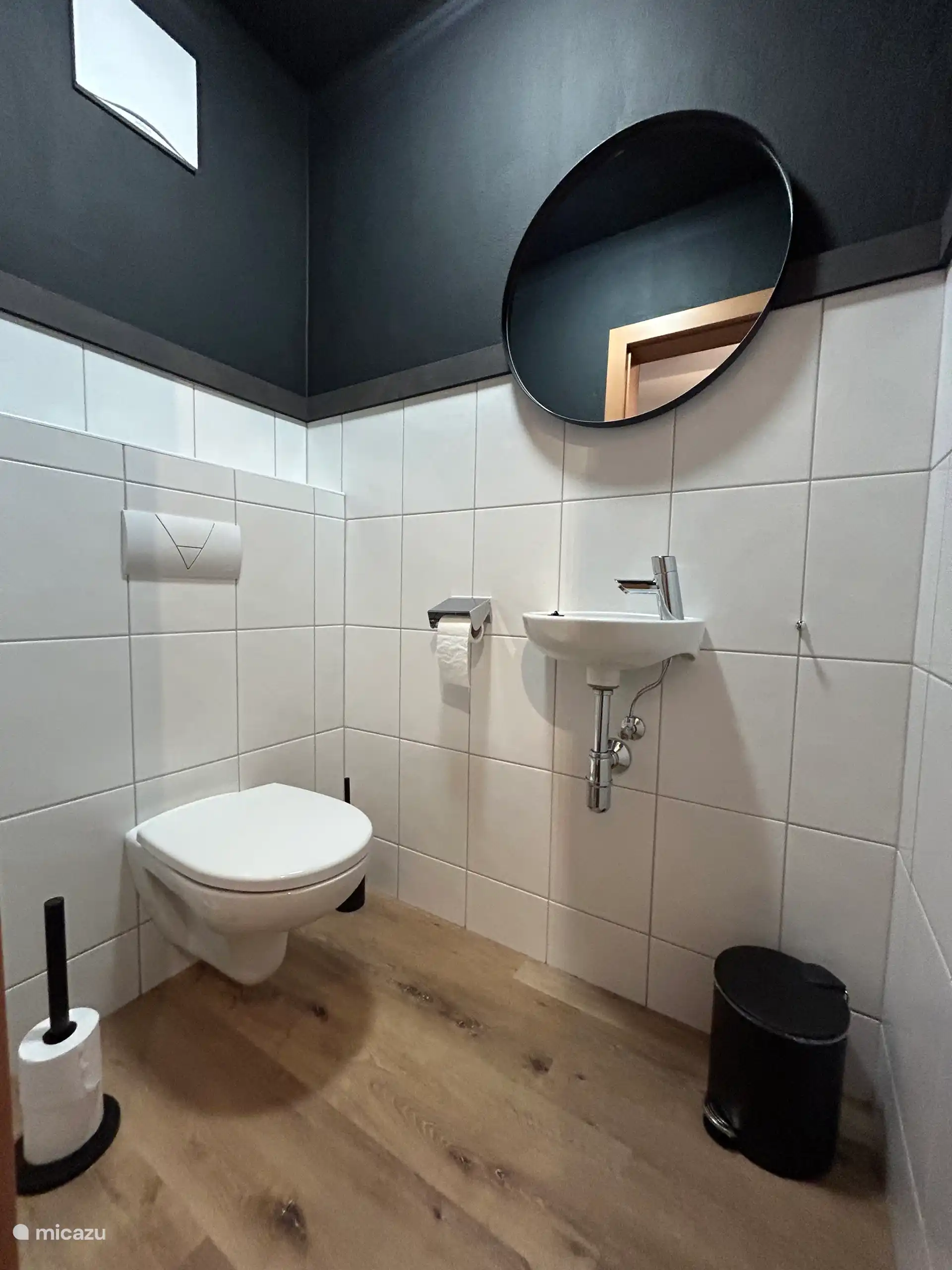 Inodoro separado junto al baño