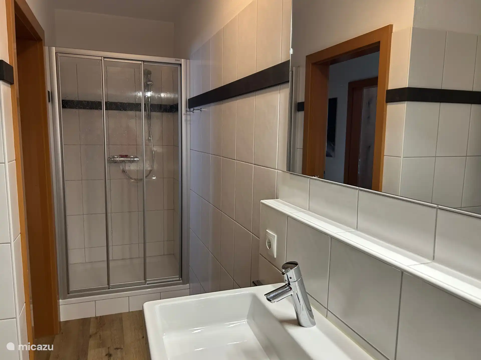 ducha con lavabo doble, sauna, lavadora y secadora