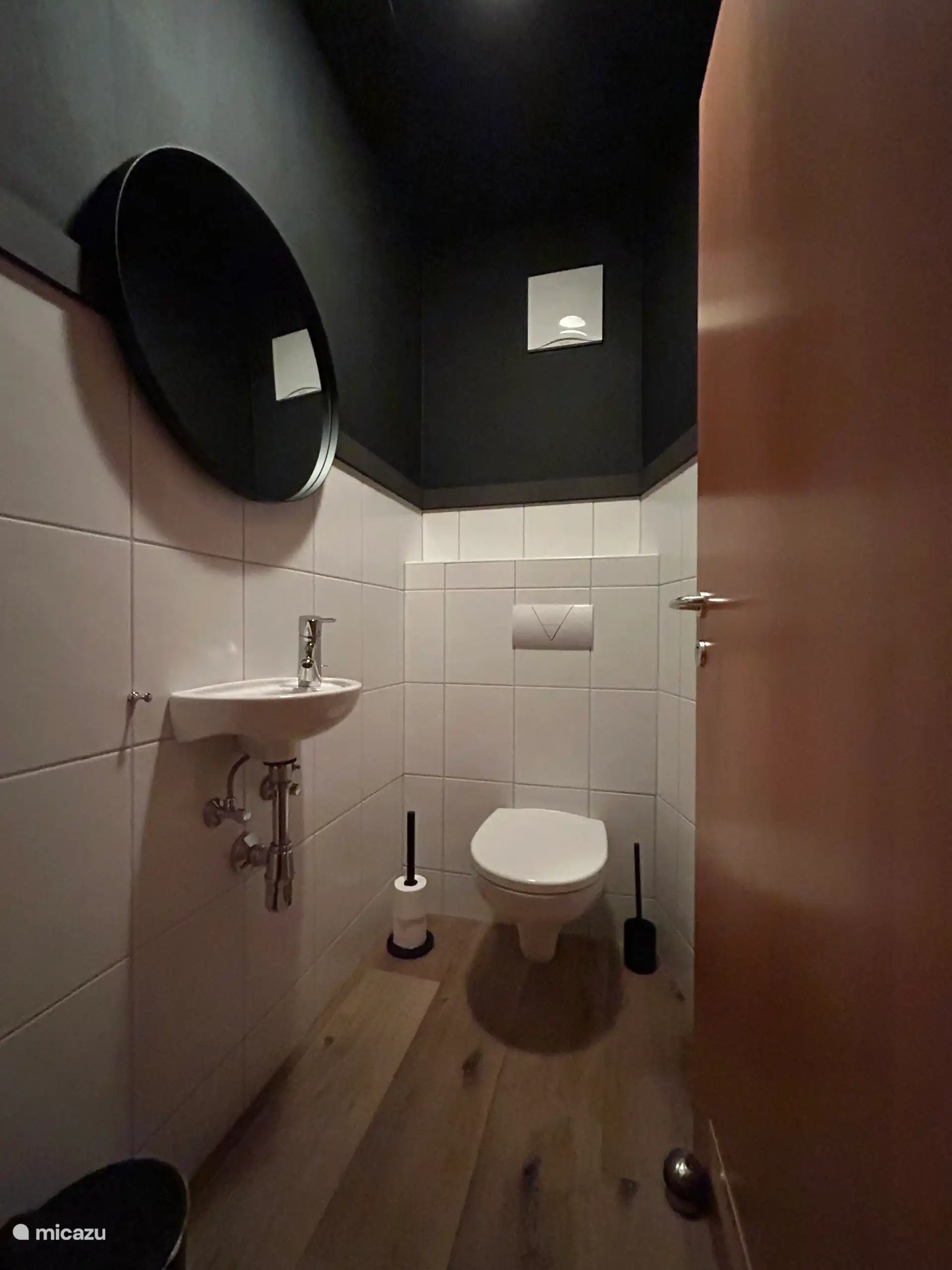 Inodoro separado junto al baño