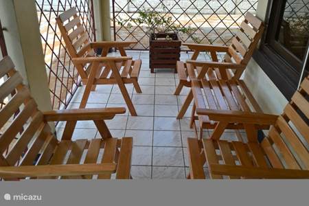 Mooie terras meubelen van authentiek eerlijk Surinaams hout Rode Kabbes.