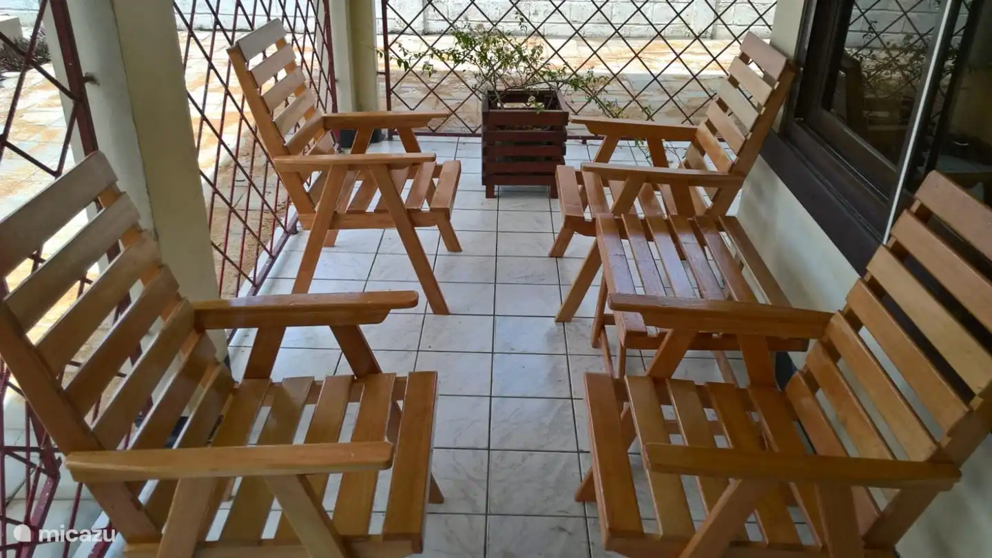 Beautiful hardwood patio furniture made of real Surinamese wood from Gele Kabbes.