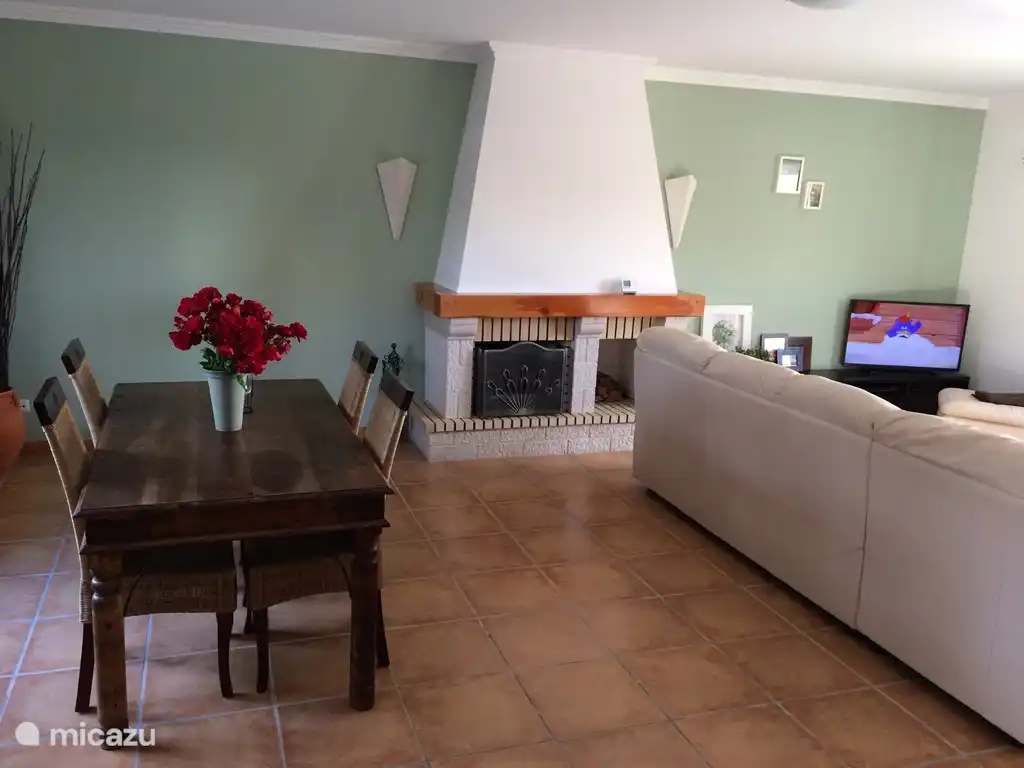 Das geräumige Wohnzimmer mit Kamin und eine schöne Sitzecke.