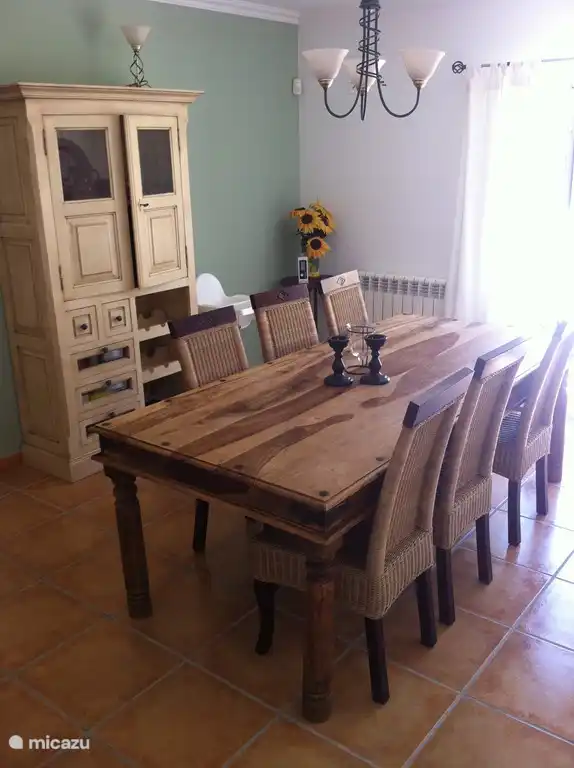 Die geräumige Küche ist voll ausgestattet.