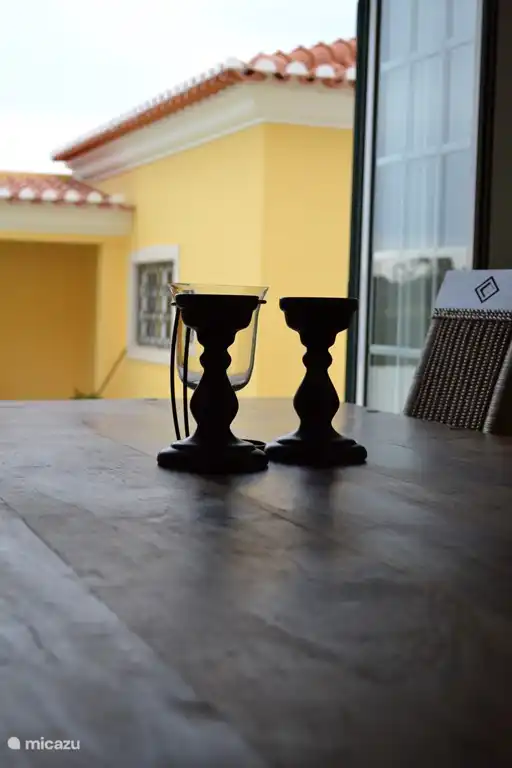 Die geräumige Küche hat Türen zum Garten.