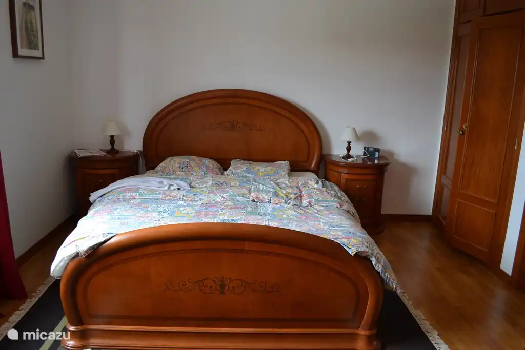 Einer der drei geräumige Schlafzimmer mit Einbauschränken.