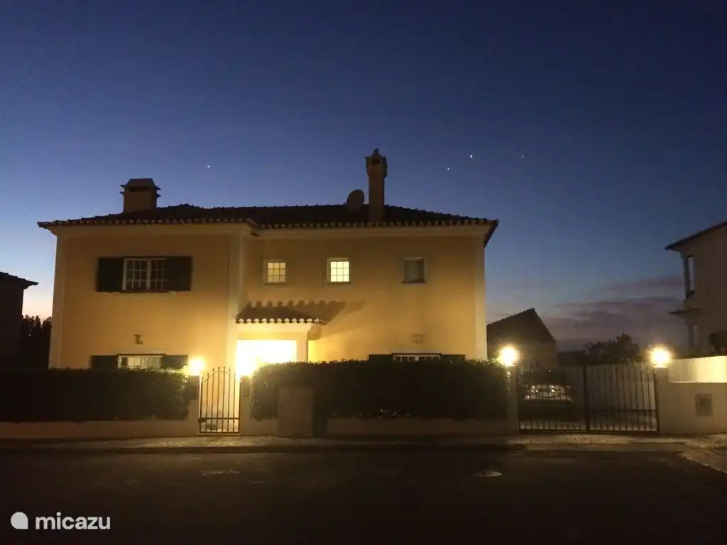 Luxus-Villa mit Wohnzimmer, Esszimmer, Küche, 3 Schlafzimmer, 3 Badezimmer, großen privaten Pool, Garage und Grill. Das Hotel liegt in einer ruhigen Wohngegend. Idealer Ausgangspunkt für Strand, Kultur und Natur.