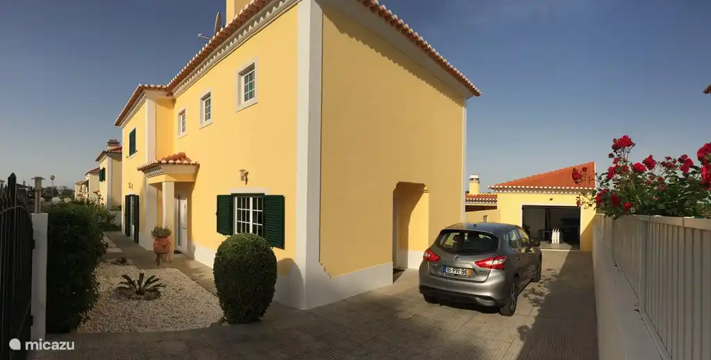 Mit Parkplätzen vor Ort