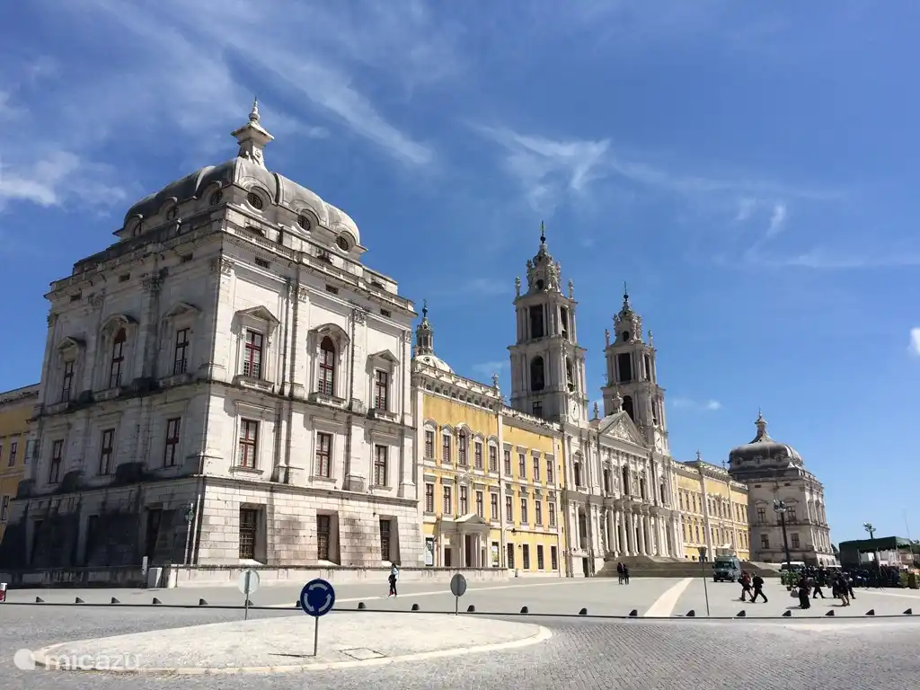 Der Palast von Mafra, in der Nähe von Villa dos Limoeiros.