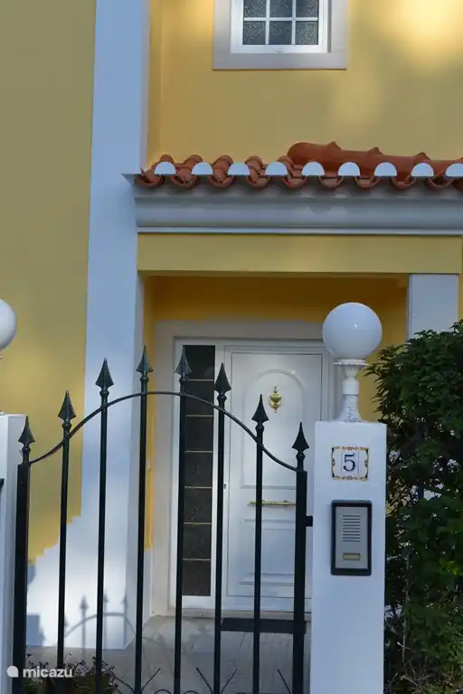 Die Villa ist komplett eingezäunt.