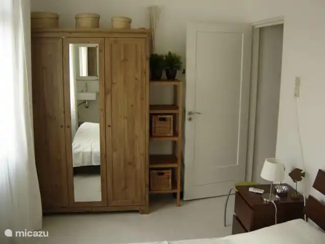 Location de Vacances Suriname, Paramaribo, Paramaribo, maison de vacances - Oso Truus chambre principale avec armoire à linge (suspension/pose)
