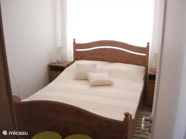 Location de Vacances Suriname, Paramaribo, Paramaribo, maison de vacances - Oso Truus chambre 2, lit double avec un bon matelas, plus tables de chevet et lampes de table, armoire à linge (suspendue/pied) et ventilateur