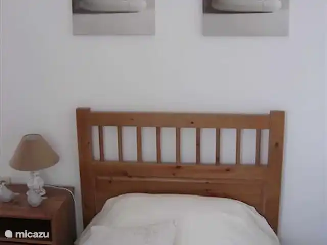 Location de Vacances Suriname, Paramaribo, Paramaribo, maison de vacances - Oso Truus chambre 3, lit simple avec bon matelas, table de chevet et lampe de table