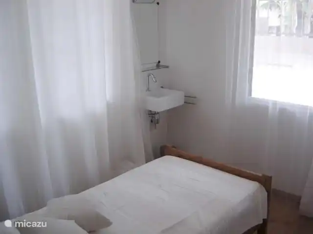 Location de Vacances Suriname, Paramaribo, Paramaribo, maison de vacances - Oso Truus chambre 3, lavabo moderne et miroir