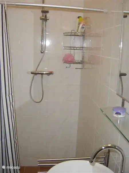 bathroom / toilet, shower with thermostat and automatic ventilation