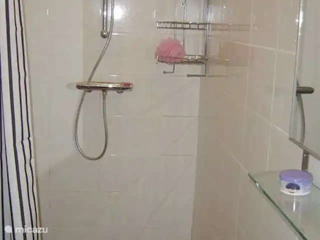 Location de Vacances Suriname, Paramaribo, Paramaribo, maison de vacances - Oso Truus salle de bain/WC, douche avec robinet thermostatique et ventilation automatique