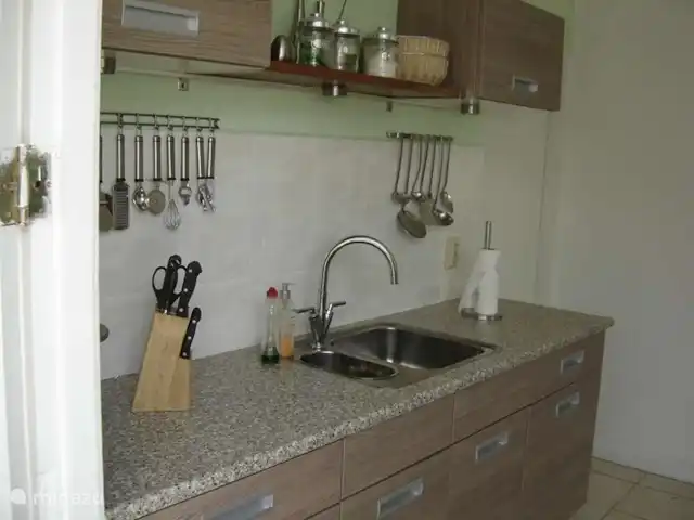 Location de Vacances Suriname, Paramaribo, Paramaribo, maison de vacances - Oso Truus cuisine avec robinet d'eau chaude et froide et ustensiles de cuisine luxueux en acier inoxydable.