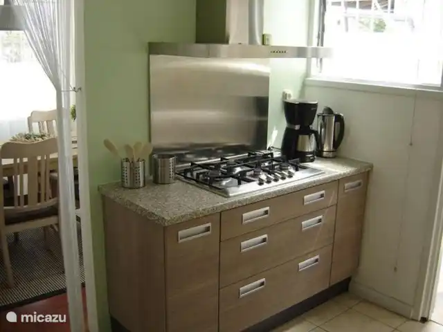 Location de Vacances Suriname, Paramaribo, Paramaribo, maison de vacances - Oso Truus cuisine avec plaque de cuisson gaz luxe inox et brûleur wok, hotte aspirante, micro-ondes combiné, réfrigérateur avec congélateur, cafetière, eau