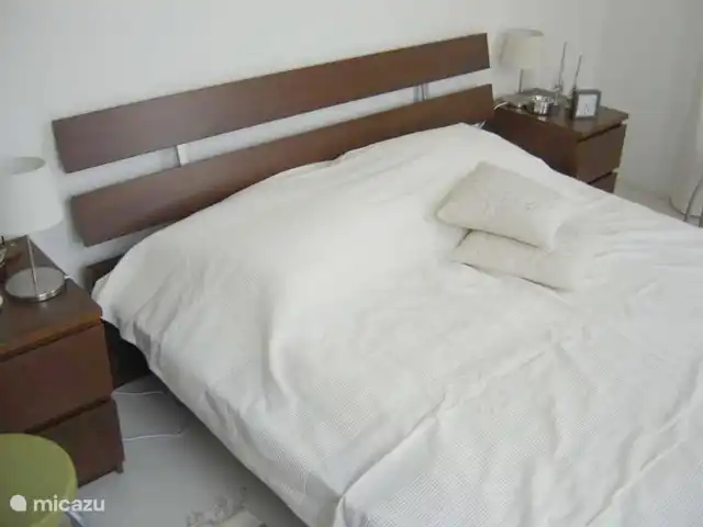 Location de Vacances Suriname, Paramaribo, Paramaribo, maison de vacances - Oso Truus chambre principale, lit avec un bon matelas, tables de chevet avec tiroirs et lampes de table