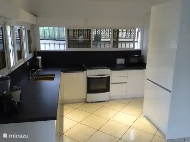 villa en Surinam, Paramaribo, Paramaribo – Oso Noemí Hermosa cocina nueva (abril de 2015).