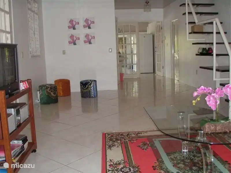 Das geräumige Wohnzimmer ist klimatisiert. Das Wohnzimmer ist so groß, dass oft zusätzliche Gäste in diesem Raum zu schlafen.