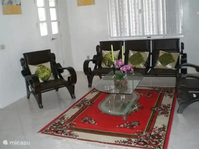 Das Wohnzimmer verfügt über eine gemütliche Sitzecke, die ferngesehen werden kann gemacht.