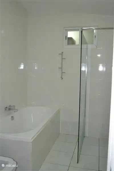 Ein komplettes Badezimmer (Badewanne, Dusche, Bad-Möbel und Wandschwimmenden WC).