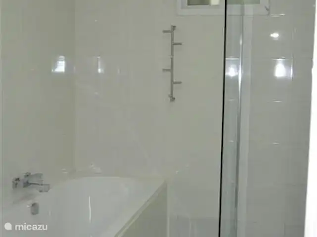 villa en Surinam, Paramaribo, Paramaribo – Oso Noemí Un baño completo (bañera, plato de ducha, mueble de baño flotante y WC de pared).