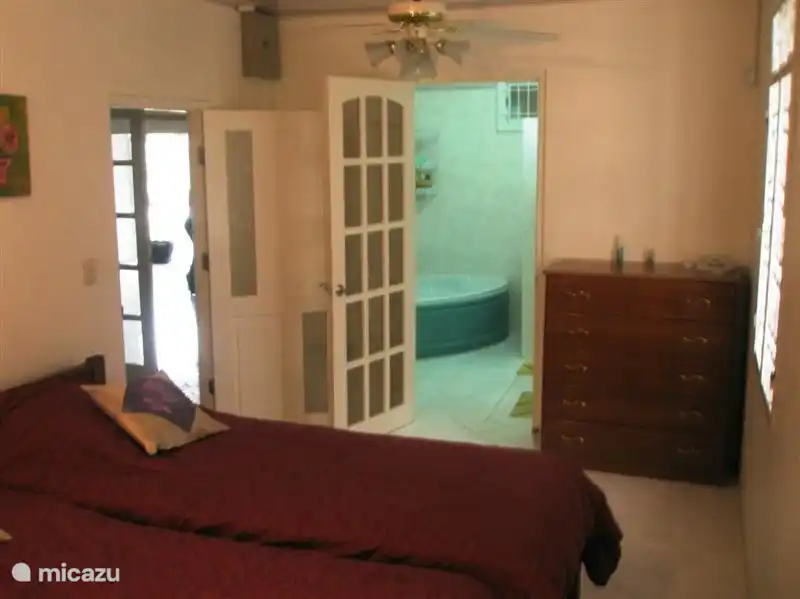 Das geräumige Schlafzimmer verfügt über eine Klimaanlage und ein eigenes Bad mit Badewanne, WC und separater Dusche.