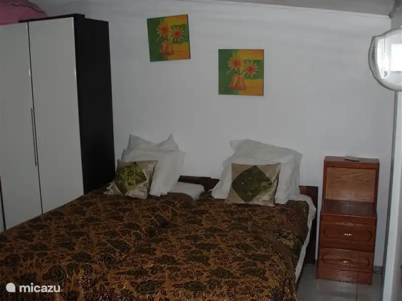 Zweites Schlafzimmer mit Klimaanlage.