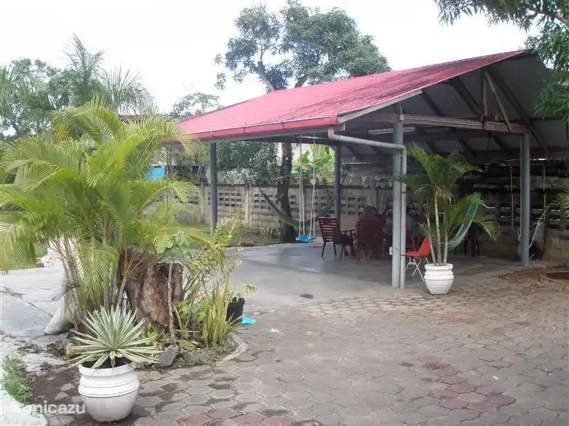 Der Carport ist in der Regel als eine überdachte Terrasse verwendet. Hier kann man draußen sitzen oder gegessen gerelaxt in den Hängematten werden.
Selbst wenn es regnet bist du hier sowieso schön trocken und es ist immer heiß!