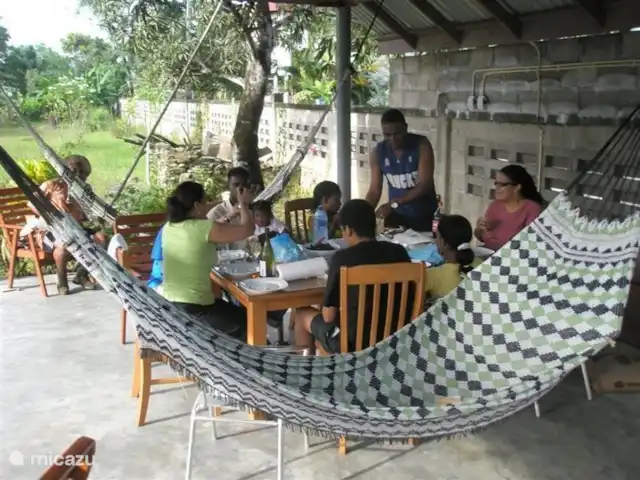 villa en Surinam, Paramaribo, Paramaribo – Oso Noemí Buena comida en la terraza cubierta.