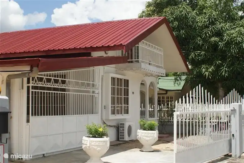 Die vor dem Haus, von der Straße aus zu sehen. Das Grundstück ist komplett eingezäunt und auf der Frontseite können Sie das Loop-Port zu verwenden oder wenn Sie ein Auto der elektrischen Rolltor haben.