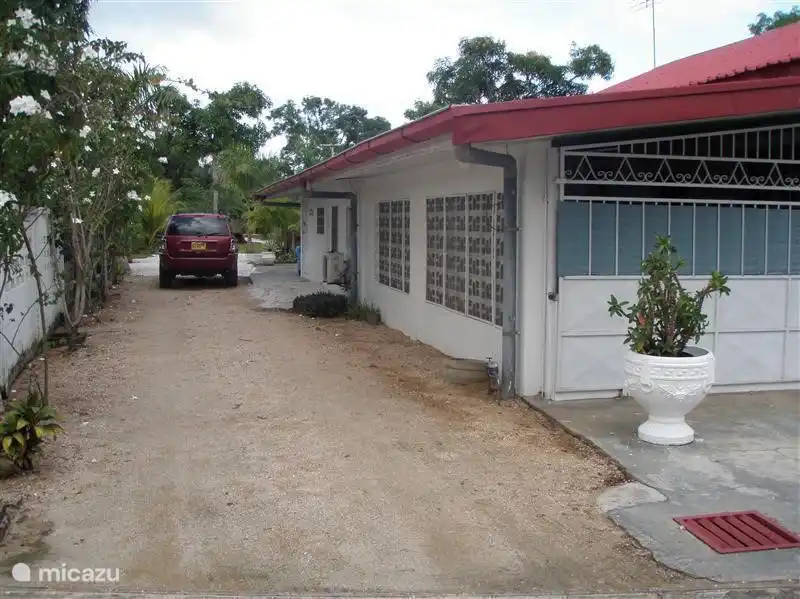 Der Garten Weg führt am Haus vorbei zum Carport hinter dem Haus. Der Gartenweg ist immer trocken, obwohl es sehr schwer geregnet.