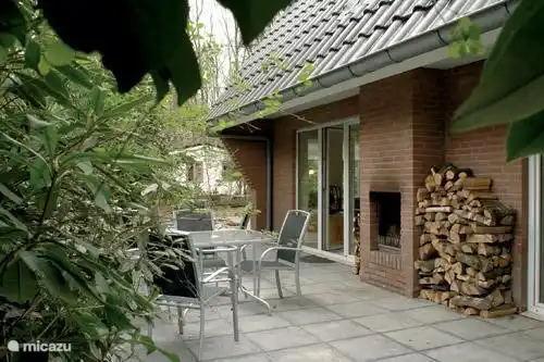 Es ist ein Outdoor-Kamin für kalte Abende.