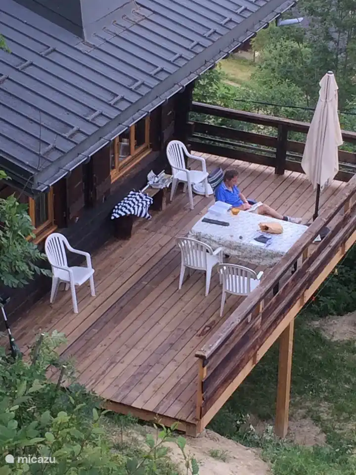 Schöner großer neuer Balkon