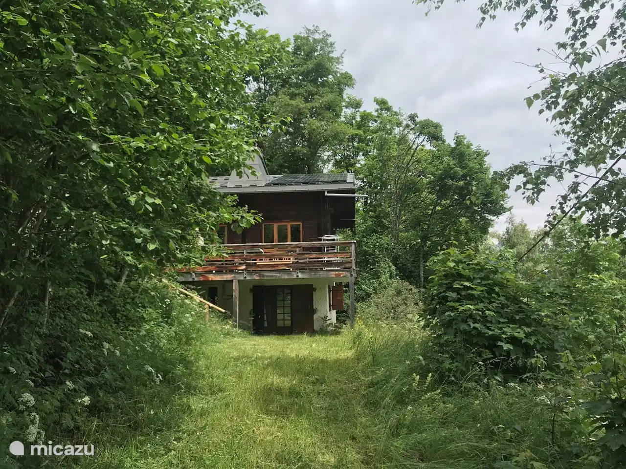 Freistehende Villa mit großem Garten rund um das Haus, mit Blick auf den Mont Blanc. Kleinbauern in ländlichen Dorf mit Bäckerei, ein kleiner Supermarkt, ein Restaurant und Ski-und Mountainbike-Verleih.
Schöne Wander-und Skigebiet.
Gemütliches Haus.