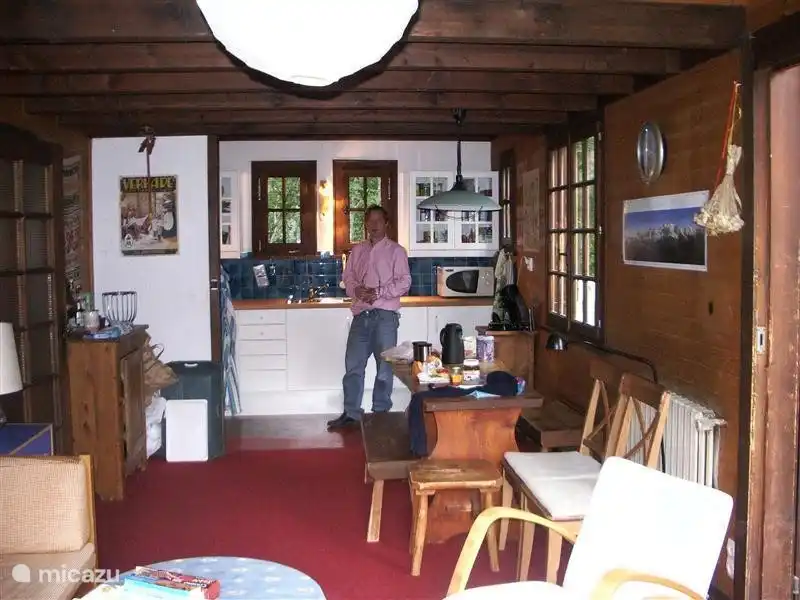 Offene Küche mit Geschirrspüler Kühlschrank