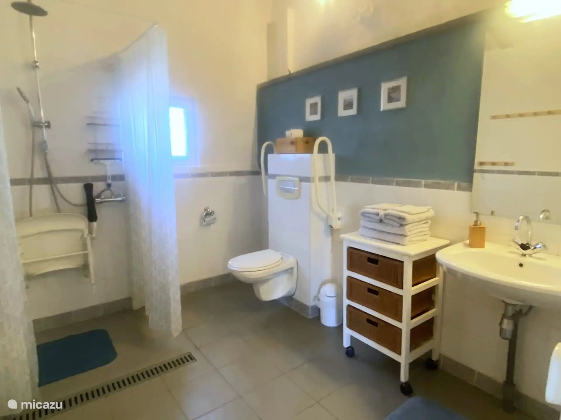 Helles, sehr geräumiges und rollstuhlgerechtes Badezimmer mit WC 