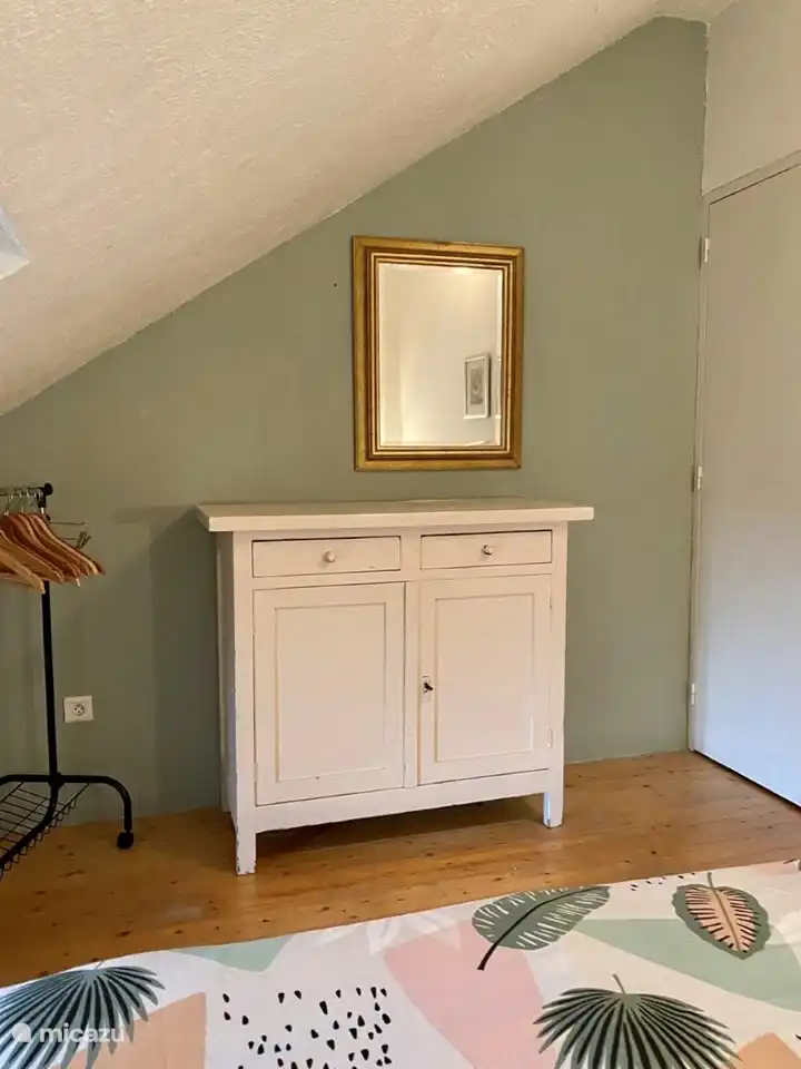 Ein Schlafzimmer mit einem Doppelbett im ersten Stock