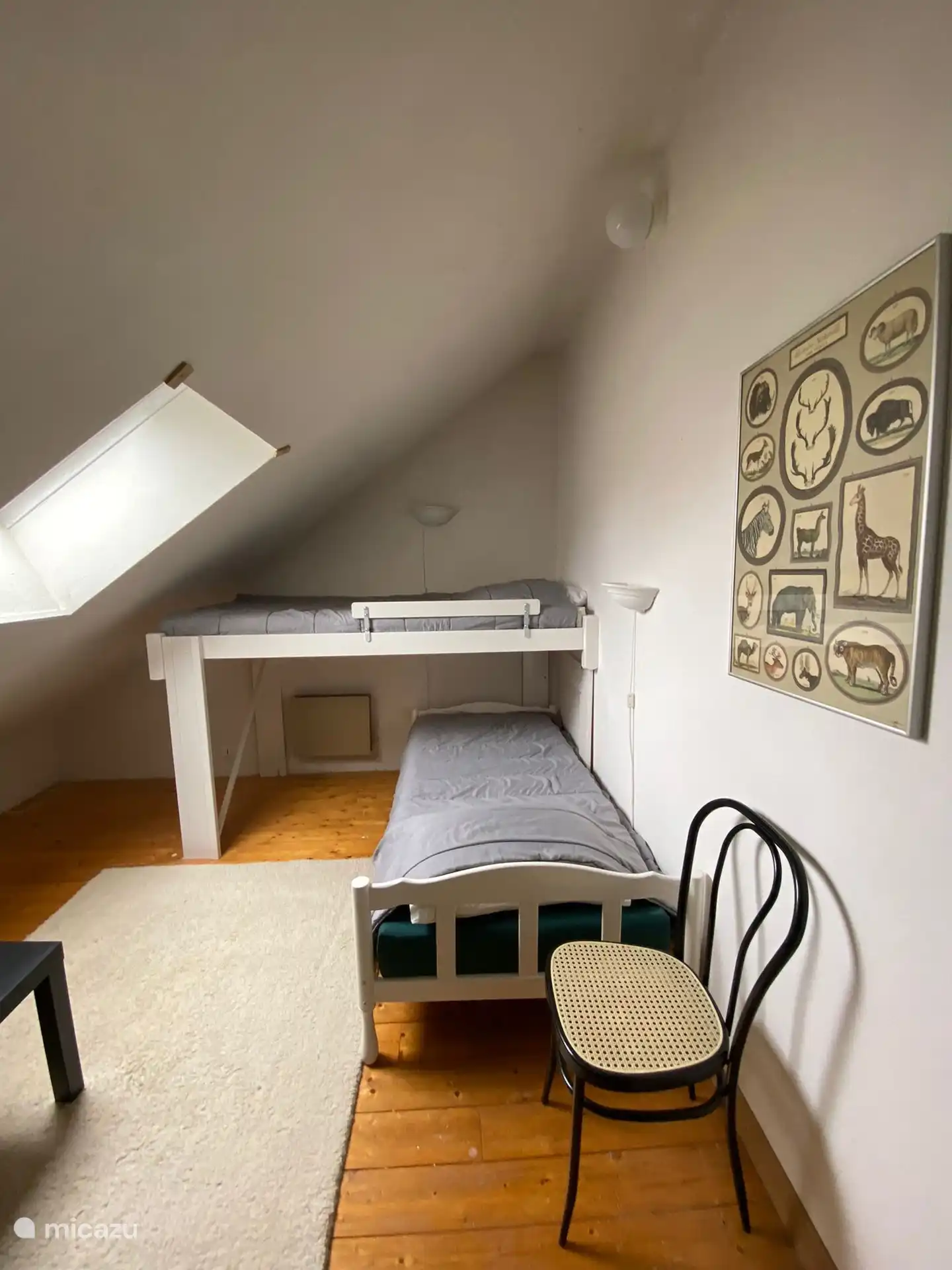 Ein 2-Personen-Schlafzimmer mit zwei Einzelbetten im ersten Stock.