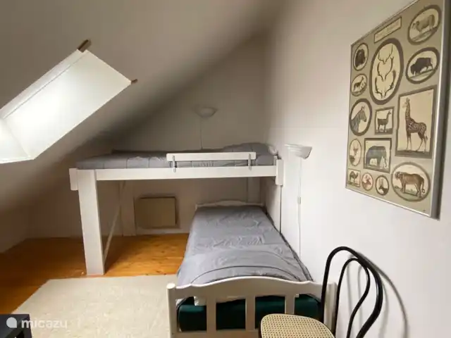 Location vacances Hirondelle Rustique | France, Nièvre, Anlezy - maison de vacances Une chambre pour 2 personnes avec deux lits simples au premier étage.