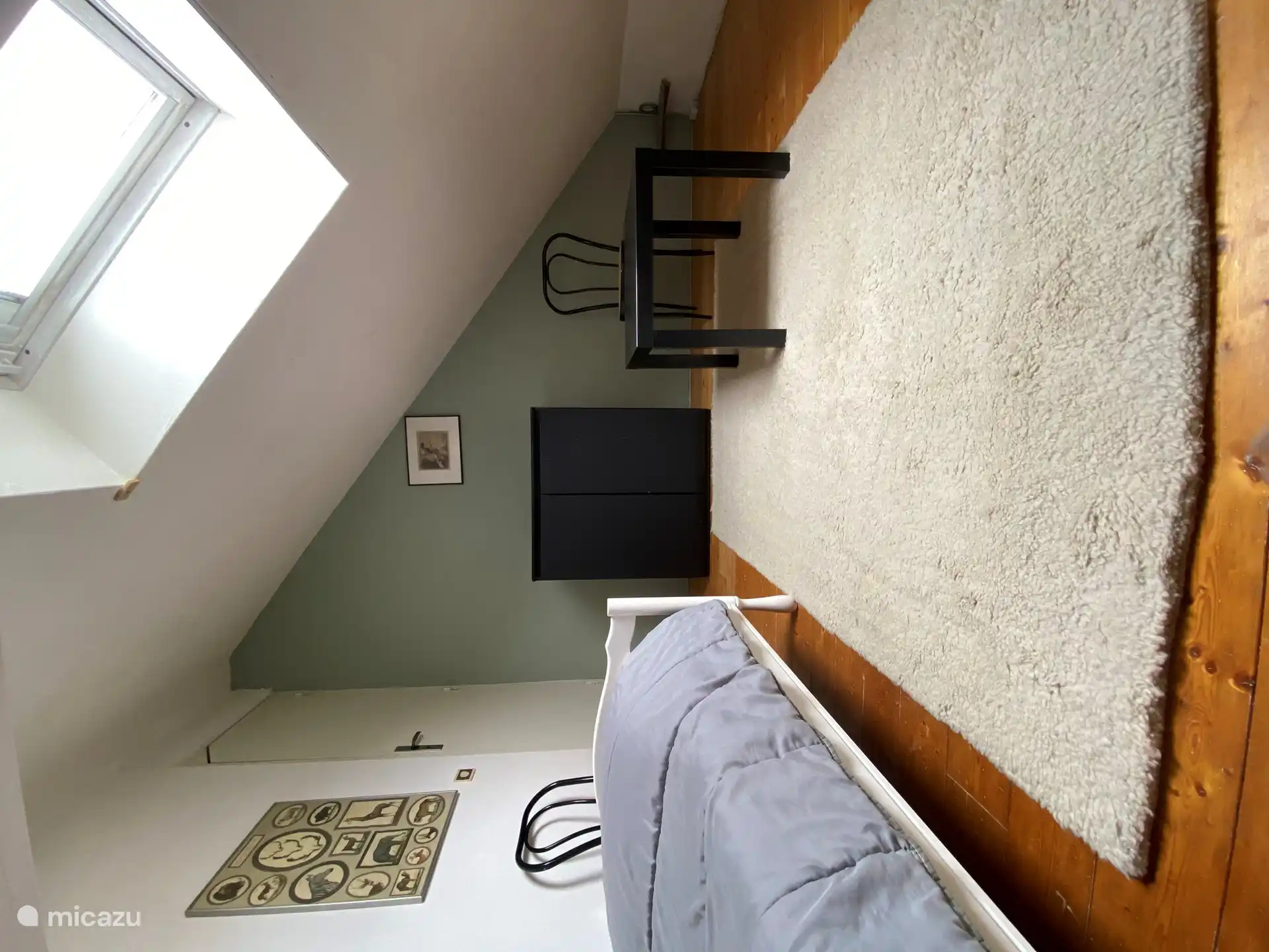 Ein 2-Personen-Schlafzimmer mit zwei Einzelbetten im ersten Stock.