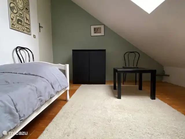 Location vacances Hirondelle Rustique | France, Nièvre, Anlezy - maison de vacances Une chambre pour 2 personnes avec deux lits simples au premier étage.