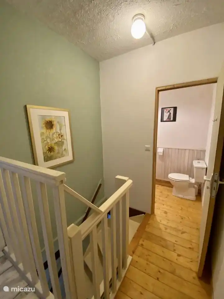 Toilette mit Waschbecken im ersten Stock