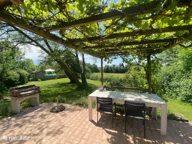 Location vacances Hirondelle Rustique | France, Nièvre, Anlezy - maison de vacances La terrasse avec BBQ fixe.